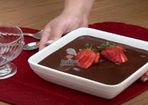 Receita de Bombom De Morangos Na Travessa