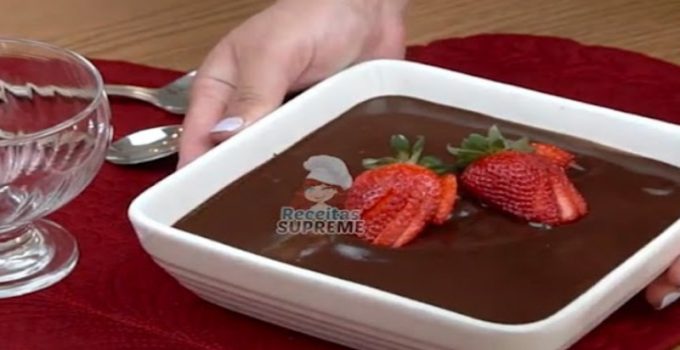 Receita de Bombom De Morangos Na Travessa