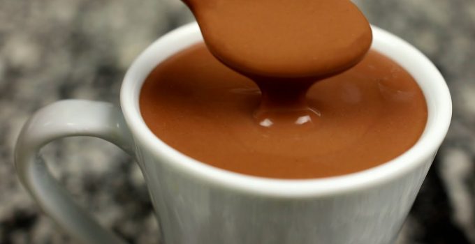 Um inverno decente tem chocolate quente cremoso, veja essa delícia!