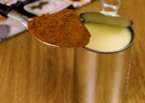 Misture o leite condensado com o chocolate em pó e se surpreenda com o resultado!