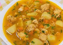 Simples e fácil: canja de galinha é uma ótima opção para servir em dias frios Simples e fácil: canja de galinha é uma ótima opção para servir em dias frios