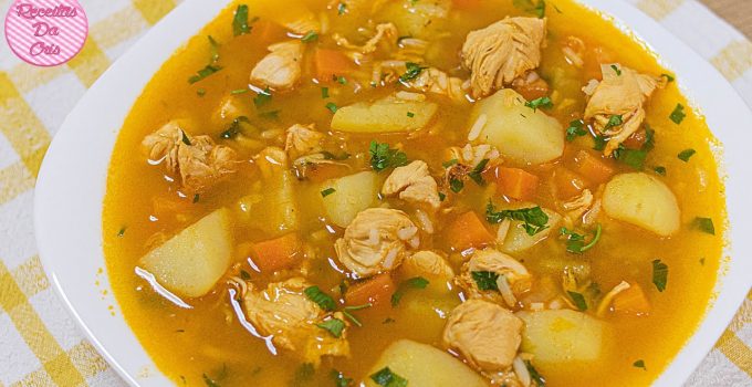 Simples e fácil: canja de galinha é uma ótima opção para servir em dias frios