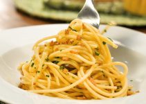 Experimente fazer para o almoço o melhor macarrão alho e óleo 