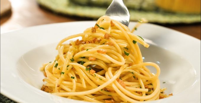 Experimente fazer para o almoço o melhor macarrão alho e óleo 