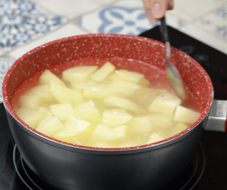 descasque as batatas