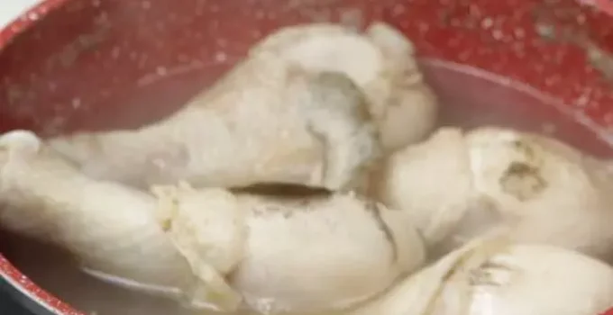 É tão delicioso que eu cozinho quase todos os dias! Jantar de coxa de frango em uma panela!