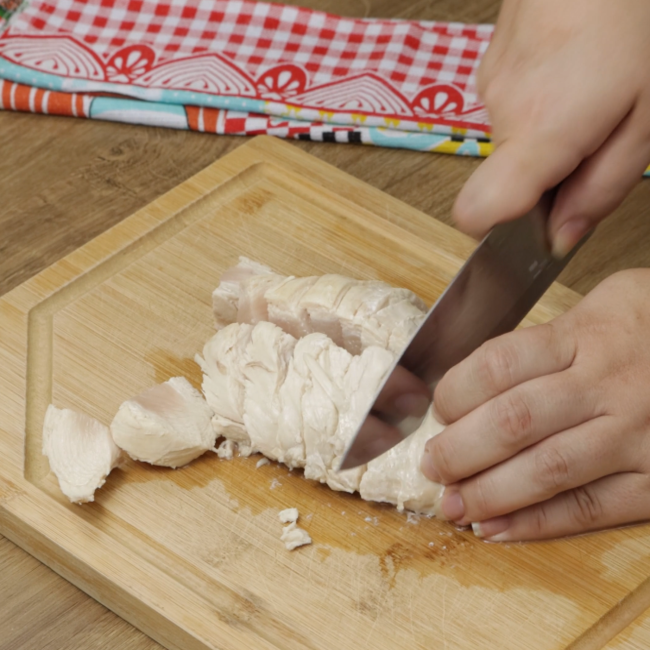 Descongele o peito de frango e faça essa receita super deliciosa e fácil. passo1