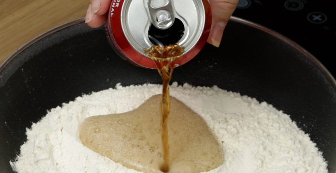Despeje Coca na farinha e veja o que acontece!