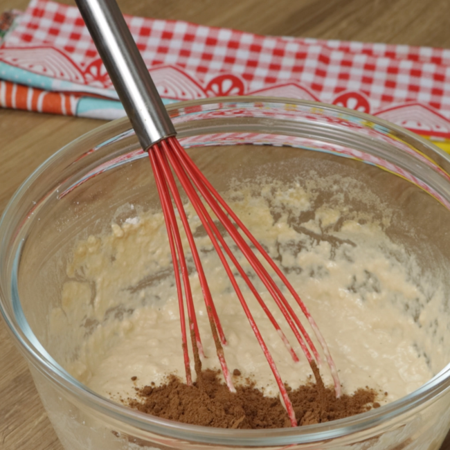 Despeje Coca na farinha e veja o que acontece passo 2
