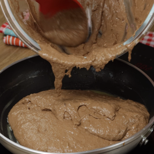 Despeje Coca na farinha e veja o que acontece! passo 3