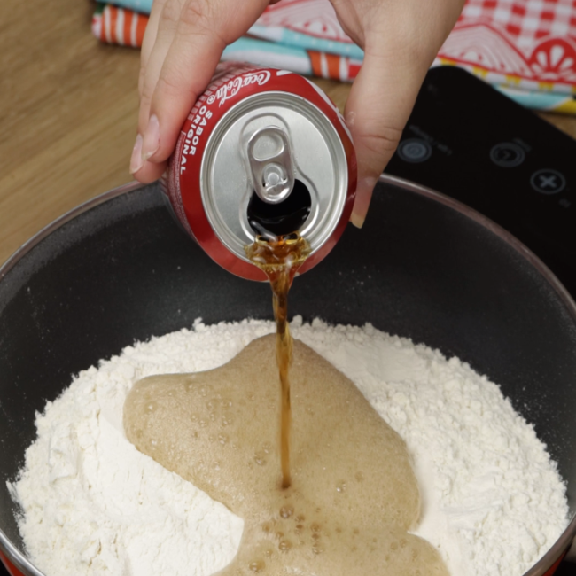 Despeje Coca na farinha e veja o que acontece passo1