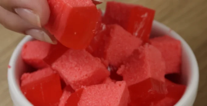 Misture leite condensado com gelatina e se surpreenda com o resultado