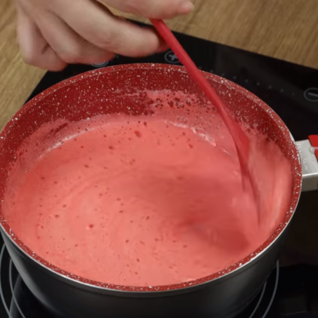 Misture leite condensado com gelatina e se surpreenda com o resultado  passo3
