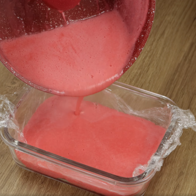 Misture leite condensado com gelatina e se surpreenda com o resultado passo4