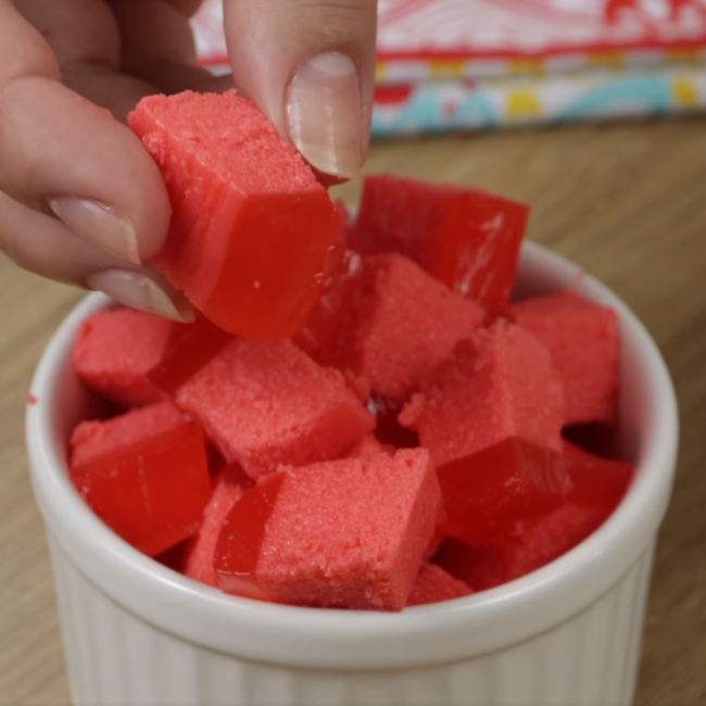 Misture leite condensado com gelatina e se surpreenda com o resultado passo5