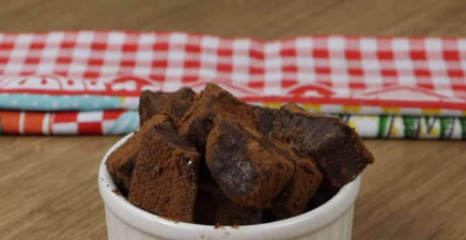 Misture o leite condensado com o chocolate em pó e se surpreenda com o resultado