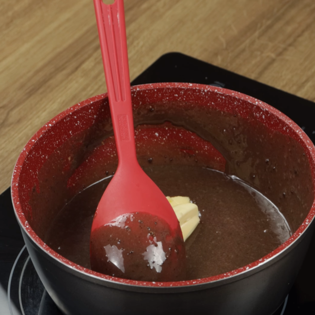 Misture o leite condensado com o chocolate em pó e se surpreenda com o resultado  passo2