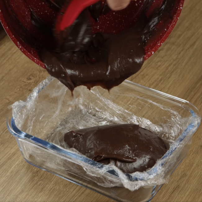 Misture o leite condensado com o chocolate em pó e se surpreenda com o resultado  passo3