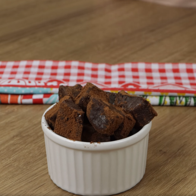 Misture o leite condensado com o chocolate em pó e se surpreenda com o resultado  passo4