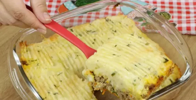 Uma camada de carne e uma camada de batatas e seu almoço está pronto.