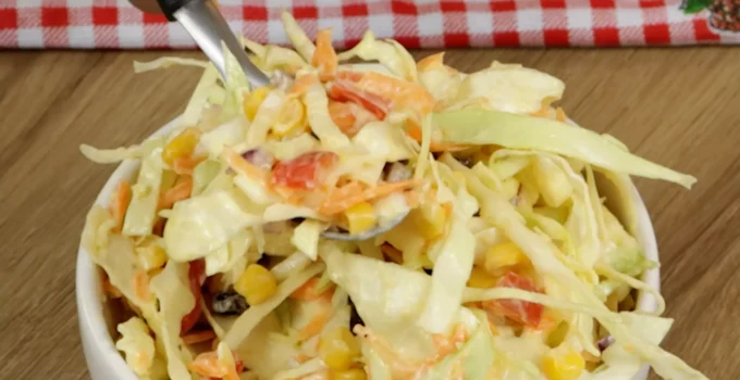 A melhor salada de repolho que já fiz! Fácil, rápido e pronto em apenas 10 minutos!